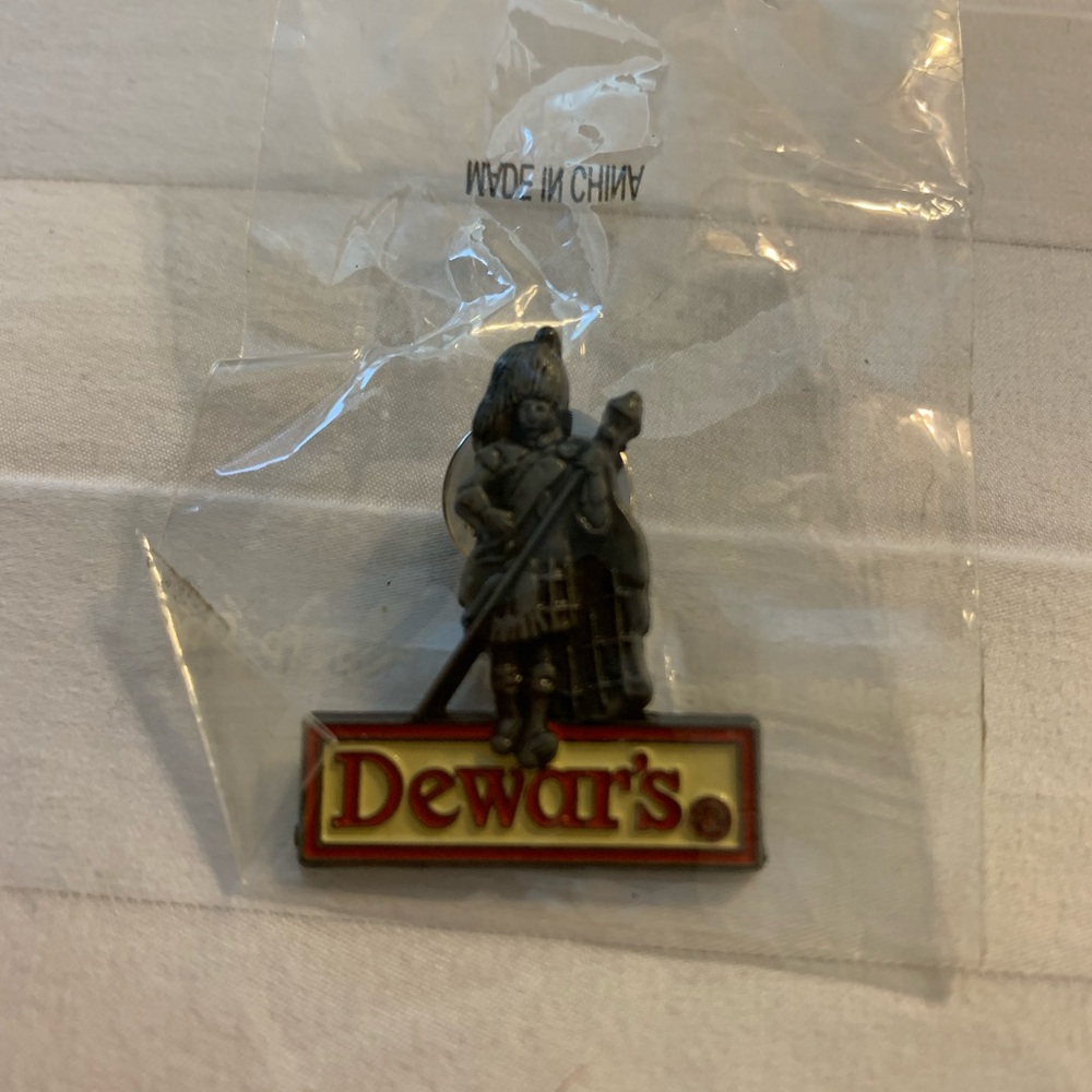 Vintage DEWAR'S Collectors Scotsman Logo Scotch Whiskey Lapel Pin Tie Tac NIP